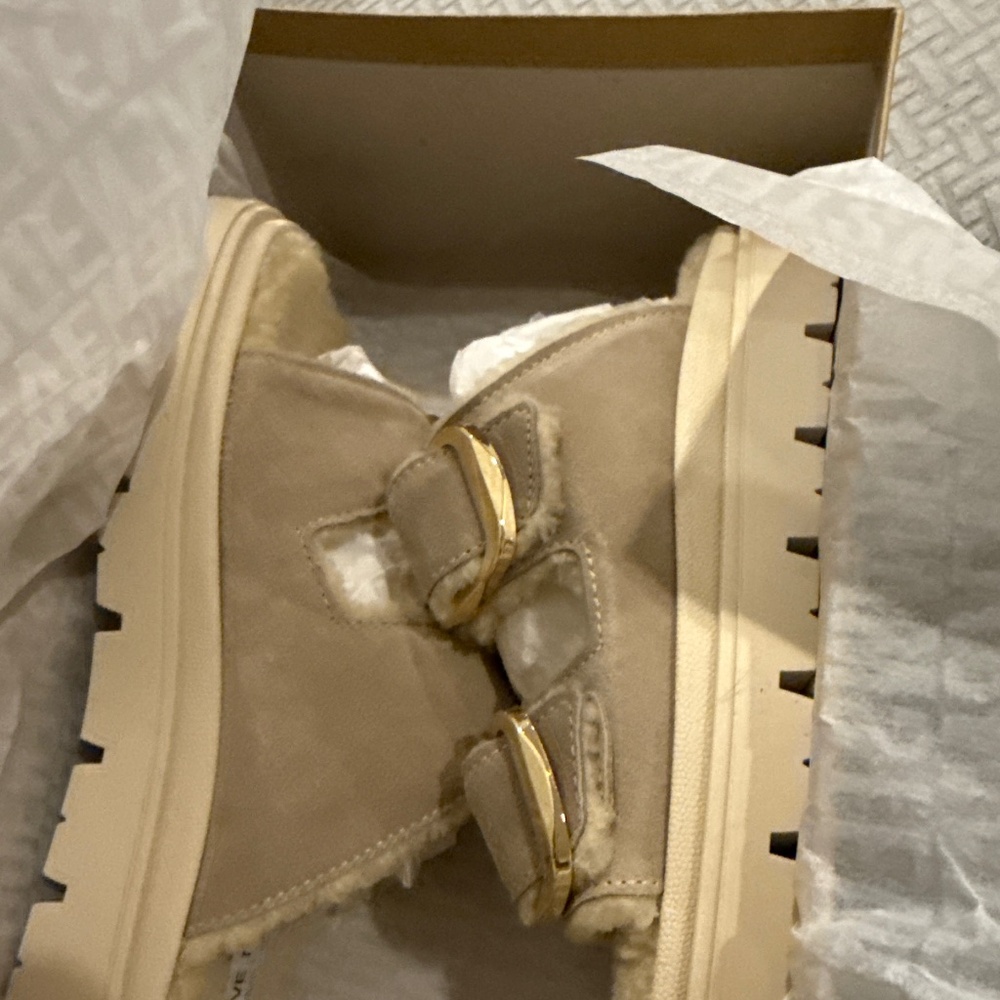 Steve Madden slides snuggle sand